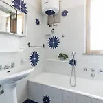 Guesthost - Comfy 10 Min From The