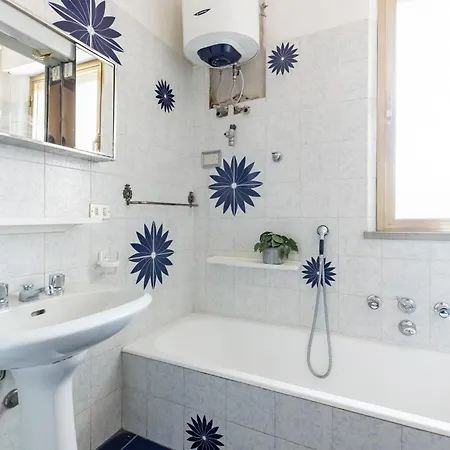 Guesthost - Comfy 10 Min From The
